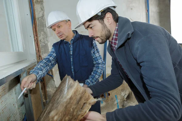 Builder och inspektör tittar på ny egenskap — Stockfoto