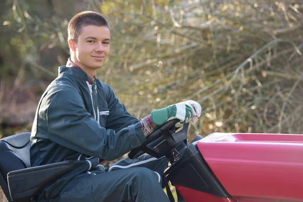 Junge Gartenarbeiterin und Arbeit — Stockfoto