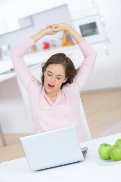 Cansado de internet e recreação — Fotografia de Stock