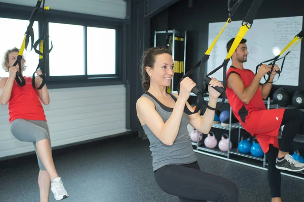 Pessoas fazendo exercícios juntos no ginásio — Fotografia de Stock