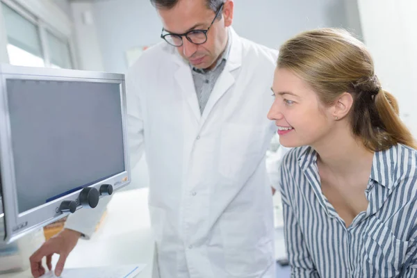 Medico con paziente e laboratorio — Foto Stock