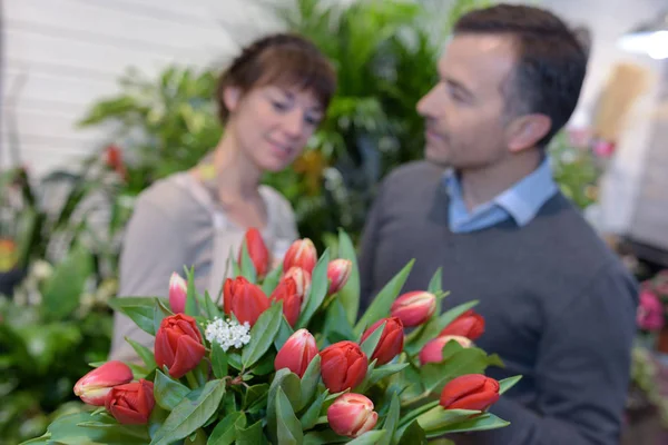 Mensen winkelen verkoop bloemschikken en consumentisme concept — Stockfoto