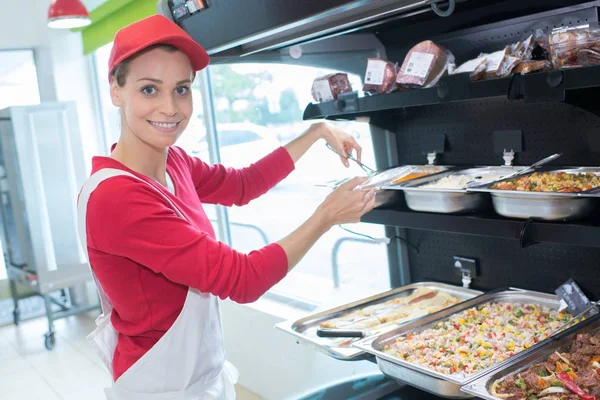 Mitarbeiter einer Kantine bei der Zubereitung des Essens — Stockfoto