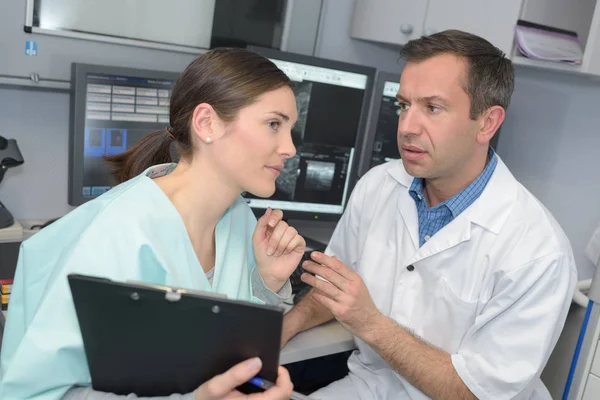 Médico y enfermera preocupados por el caso de los pacientes — Foto de Stock