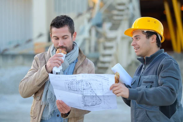 Builder showing the plan — Stock Photo, Image