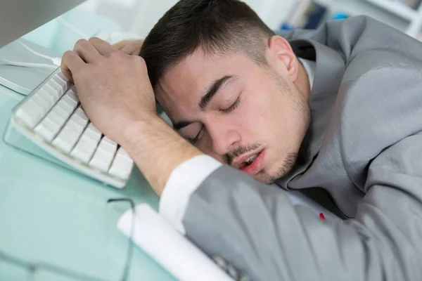 Νέοι επαγγελματίες άνθρωπος κουρασμένος και να κοιμούνται πάνω στο γραφείο του — Φωτογραφία Αρχείου