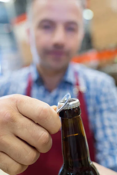 Opening a bottle of beer — Stock Photo, Image