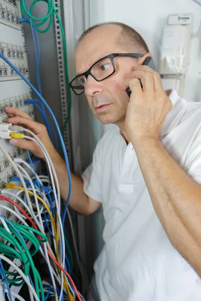 Elektrische inspecteur op de telefoon — Stockfoto
