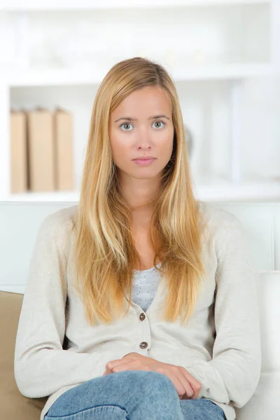 Schöne alleinstehende ernste Frau — Stockfoto