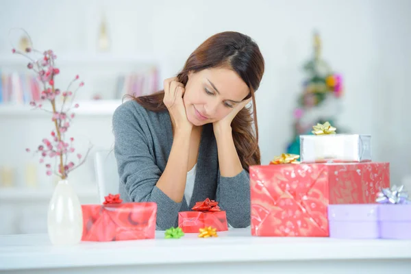 Having an idea on the gift — Stock Photo, Image