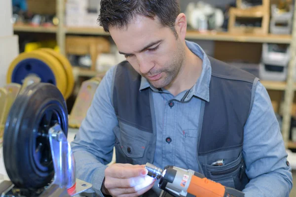 Fabrikarbeiter testet ein Rad — Stockfoto