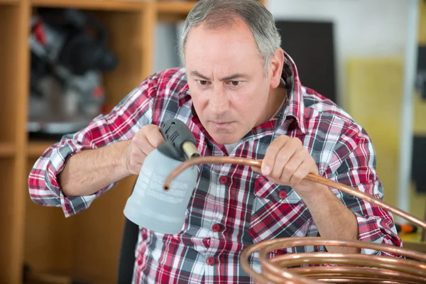 Idraulico che lavora in casa — Foto Stock