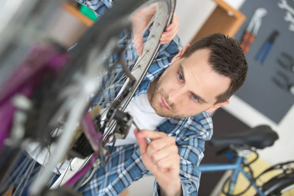 Homme réparer l'engrenage des vélos — Photo