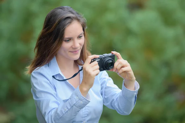 Κυρία βλέπουν οθόνης στην ψηφιακή φωτογραφική μηχανή — Φωτογραφία Αρχείου