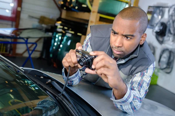 Vehicle technician solving a problem — Stock Photo, Image