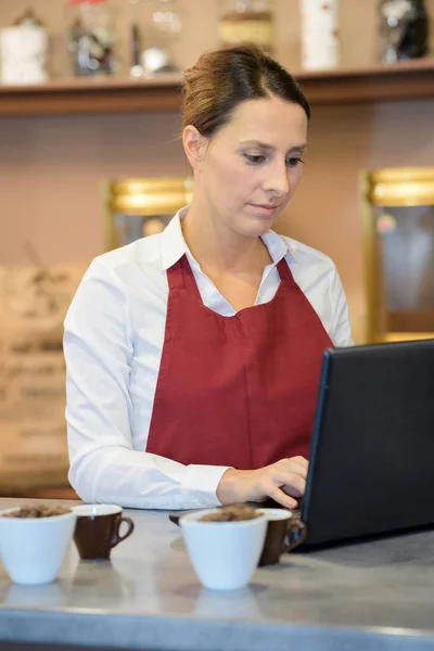 Travailleur Café utilisant un ordinateur portable — Photo