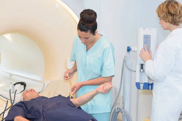 Radiológiai technikus női beteg ágyon egy ct-vizsgálat — Stock Fotó