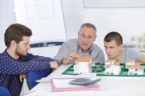 Schüler und Lehrer in der Schule — Stockfoto