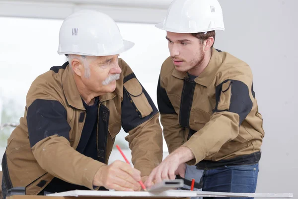 Trainee carpenter with mentor — Stock Photo, Image