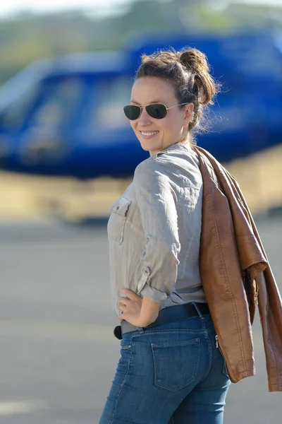 Mulher piloto bonita no helicóptero — Fotografia de Stock