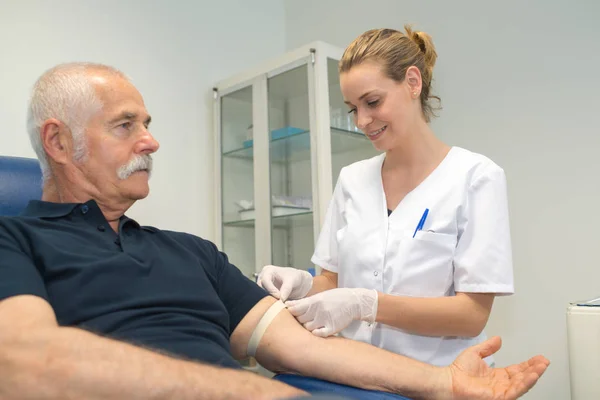 Infirmière préparant le patient à un test sanguin — Photo