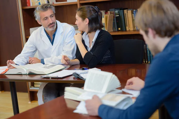 A biblioteca da faculdade de medicina — Fotografia de Stock