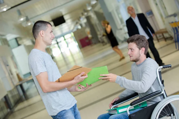 2 студенти в університетському коридорі відключені — стокове фото