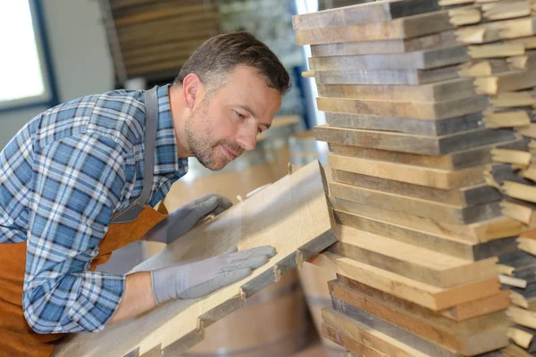Um cooper preparando madeira para fazer barris — Fotografia de Stock