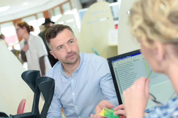 Patienten talar till försäkring arbetare — Stockfoto