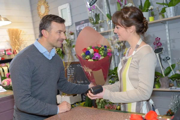 Fleuriste et client achever la vente — Photo