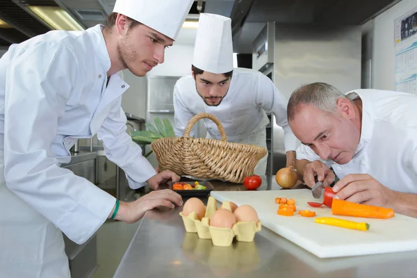 Tým kuchařů a kuchaři v restauraci kuchyni — Stock fotografie