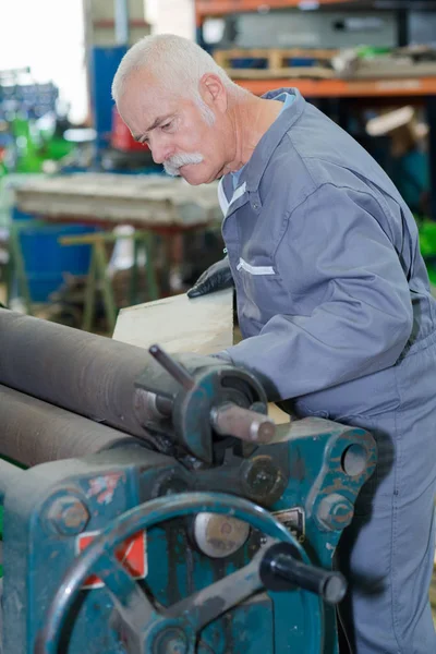 Homem industrial processamento de chapa metálica na oficina de fábrica — Fotografia de Stock
