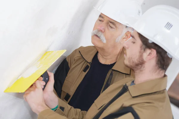 Dos yesero trabajando juntos — Foto de Stock