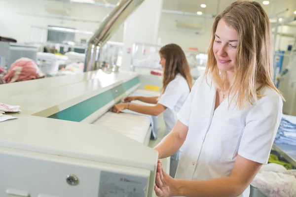 Femmes travaillant dans la blanchisserie industrielle — Photo