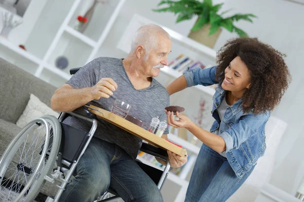 Felice uomo anziano sorridente e infermiera — Foto Stock