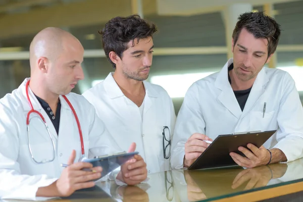 Männliche Ärzte im Gespräch und Ärzte — Stockfoto