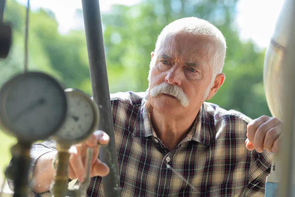 Man tittar på tryckmätaren — Stockfoto