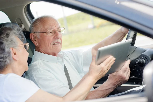 Altes Paar fährt ein neues Auto — Stockfoto