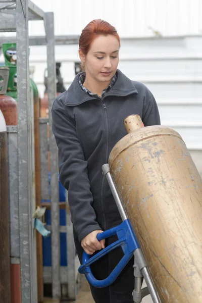 ガス容器を運ぶ女性 — ストック写真