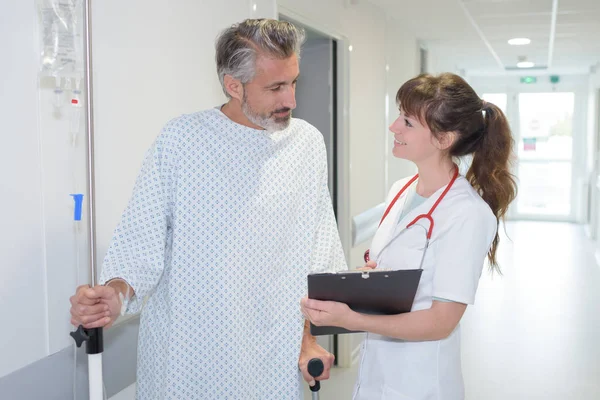Infirmière avec patient dans le couloir de l'hôpital — Photo