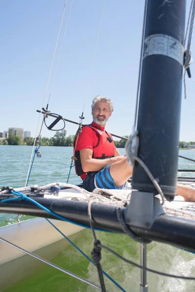 Disfrutando de vela extrema con velero de carreras — Foto de Stock