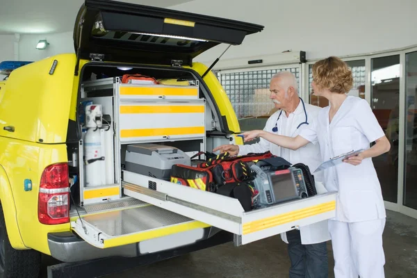 Squadra di ambulanza e ambulanza — Foto Stock