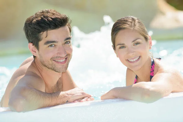 Pareja en jacuzzi baño —  Fotos de Stock