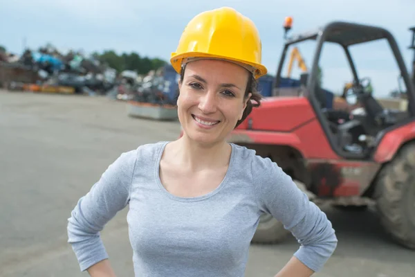 スクラップ ヤードの美しい女性の身に着けているヘルメットの肖像画 — ストック写真