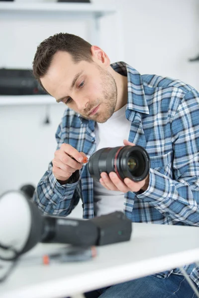 Repairman fixing camera and fixing — Stock Photo, Image
