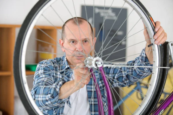 Hombre fijación llanta bicicleta ruedas fabricación — Foto de Stock