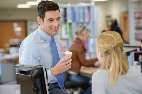 Office staffs umgänge och samvaro — Stockfoto