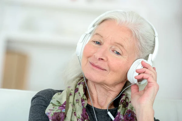 Äldre kvinna försöker headsetet — Stockfoto
