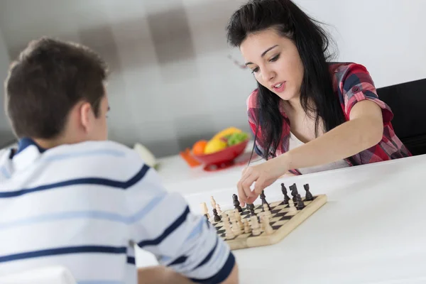 Deux adolescents jouent aux échecs à la maison — Photo