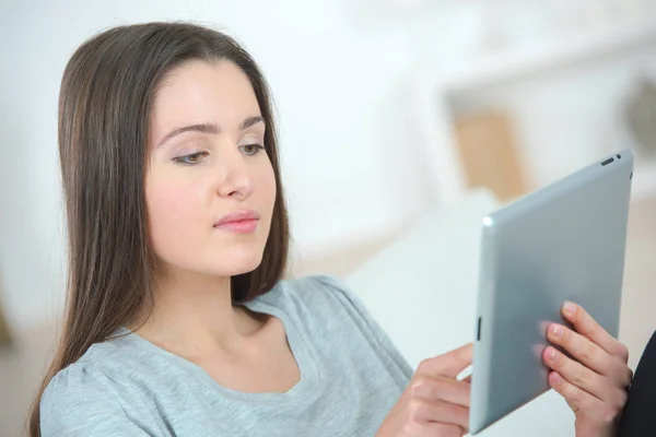 Vrouw die digitale tablet gebruikt — Stockfoto